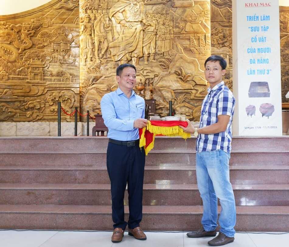 Trao tặng cổ vật cho bảo tàng Đà Nẵng