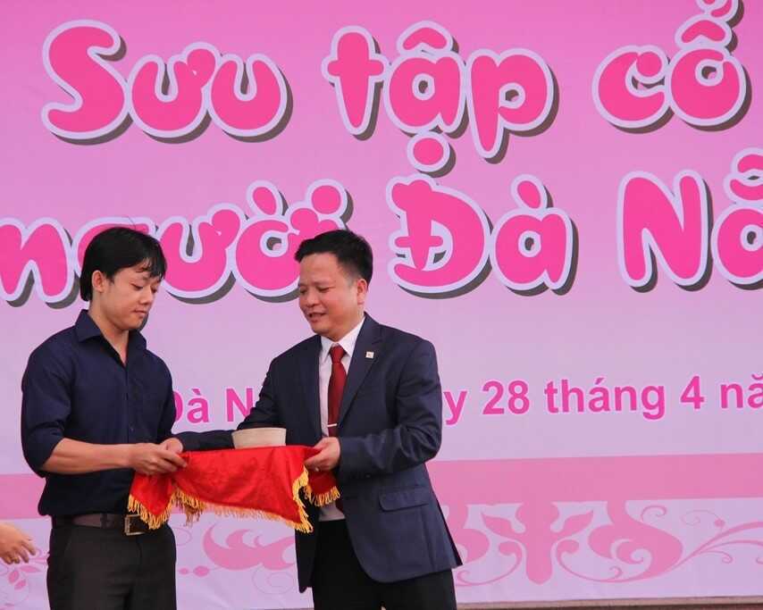 NST tặng cổ vật cho bảo tàng Đà Nẵng